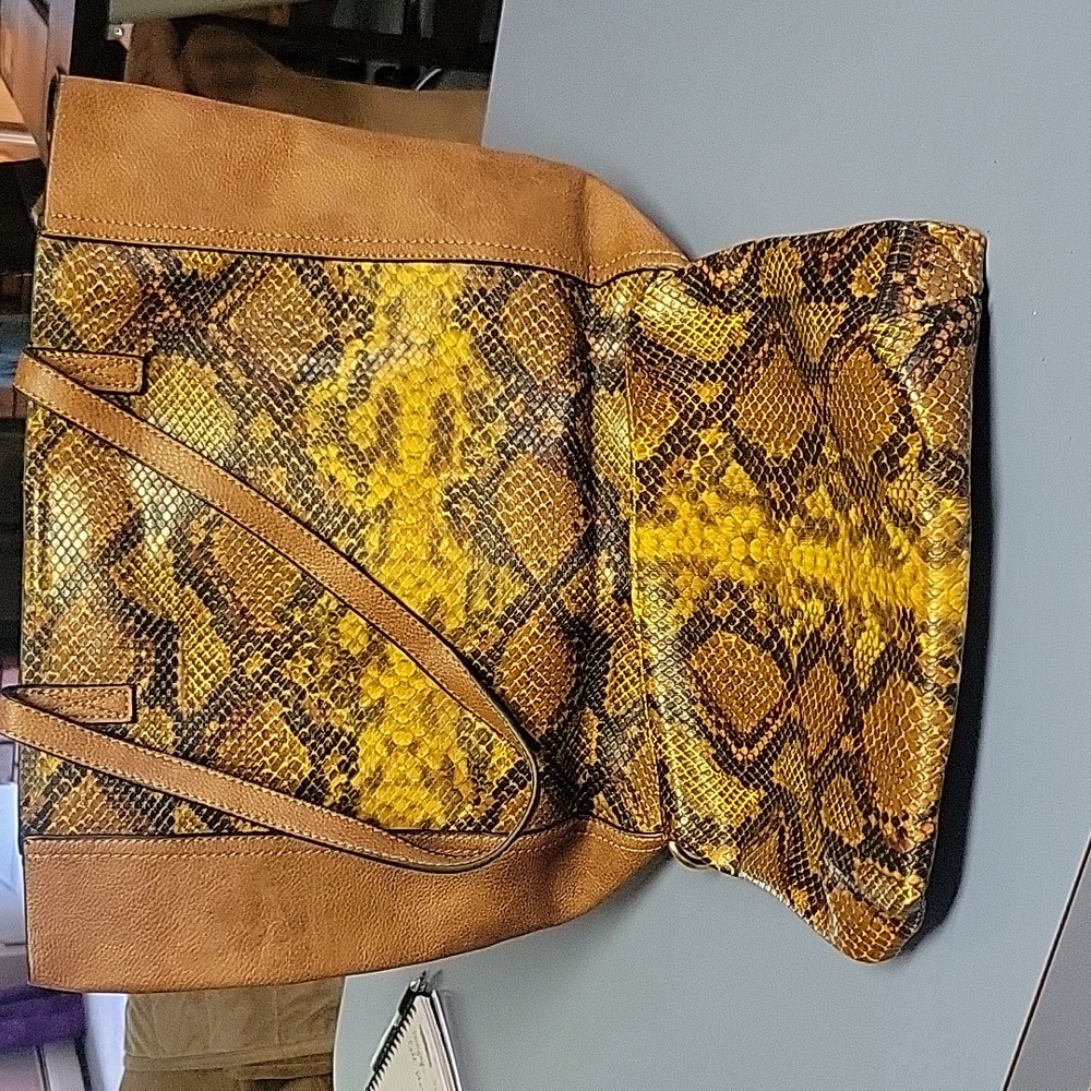 Jen & co. Tote bag set.  Snake skin color/ design.